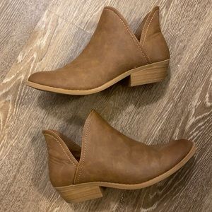 Target Universal Threads Booties Size 8